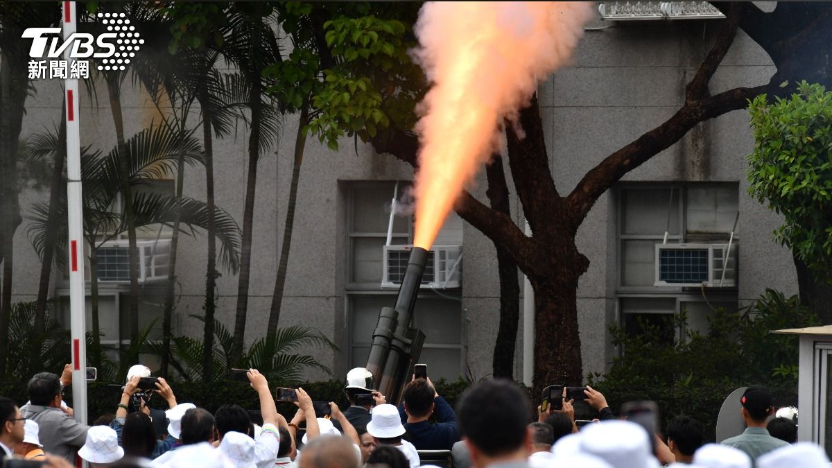 21響禮砲,每發間隔三秒,表達對元首及國外貴賓最誠摯的敬意與尊榮。(圖/區國強攝)