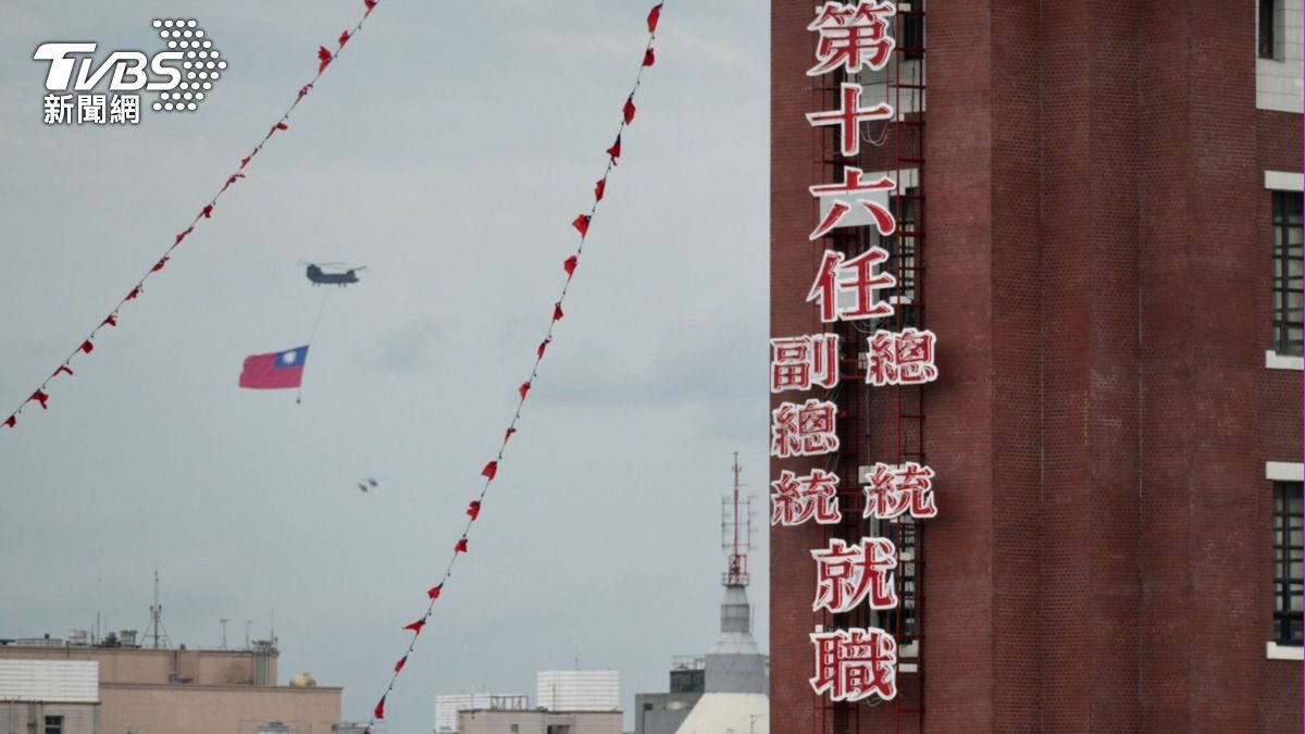 陸軍CH-47SD契努克中型運輸直升機，吊掛巨幅國旗1面。（圖／區國強攝）