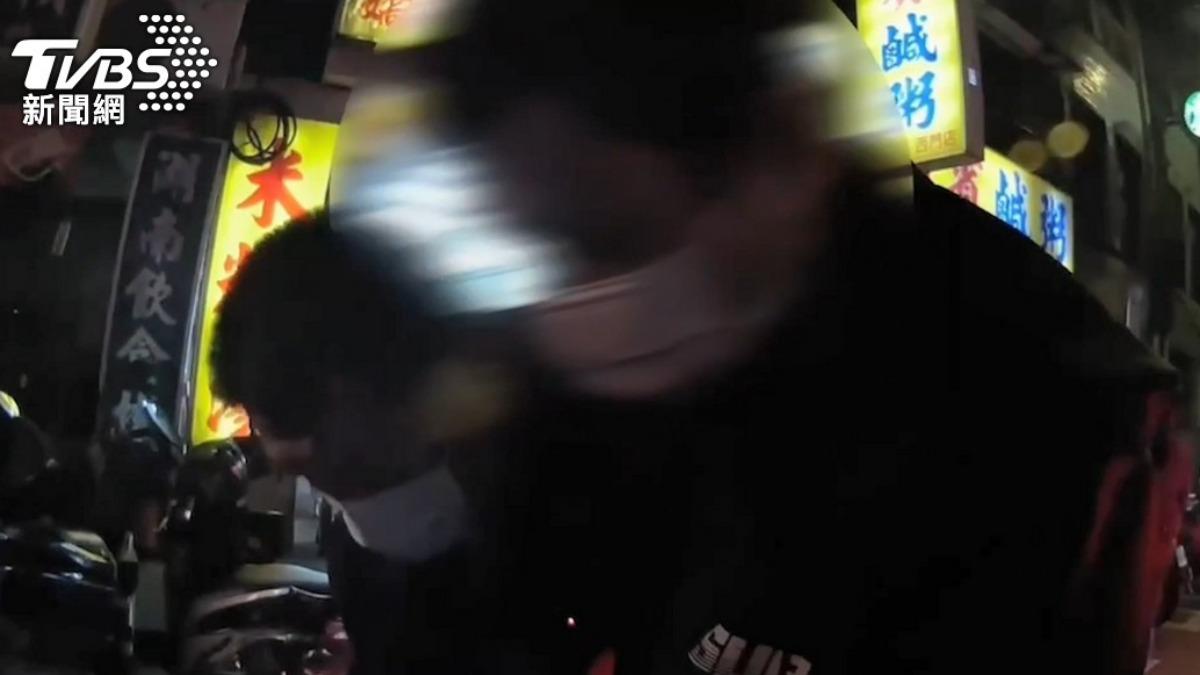 簡男在街頭隨機攻擊路人,慘遭警方壓制逮捕。(圖/TVBS資料畫面)