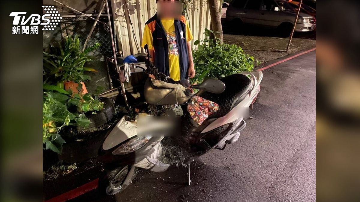 騎車途中膝蓋熱熱的！騎士低頭一看愛車突冒火　他急停逃命