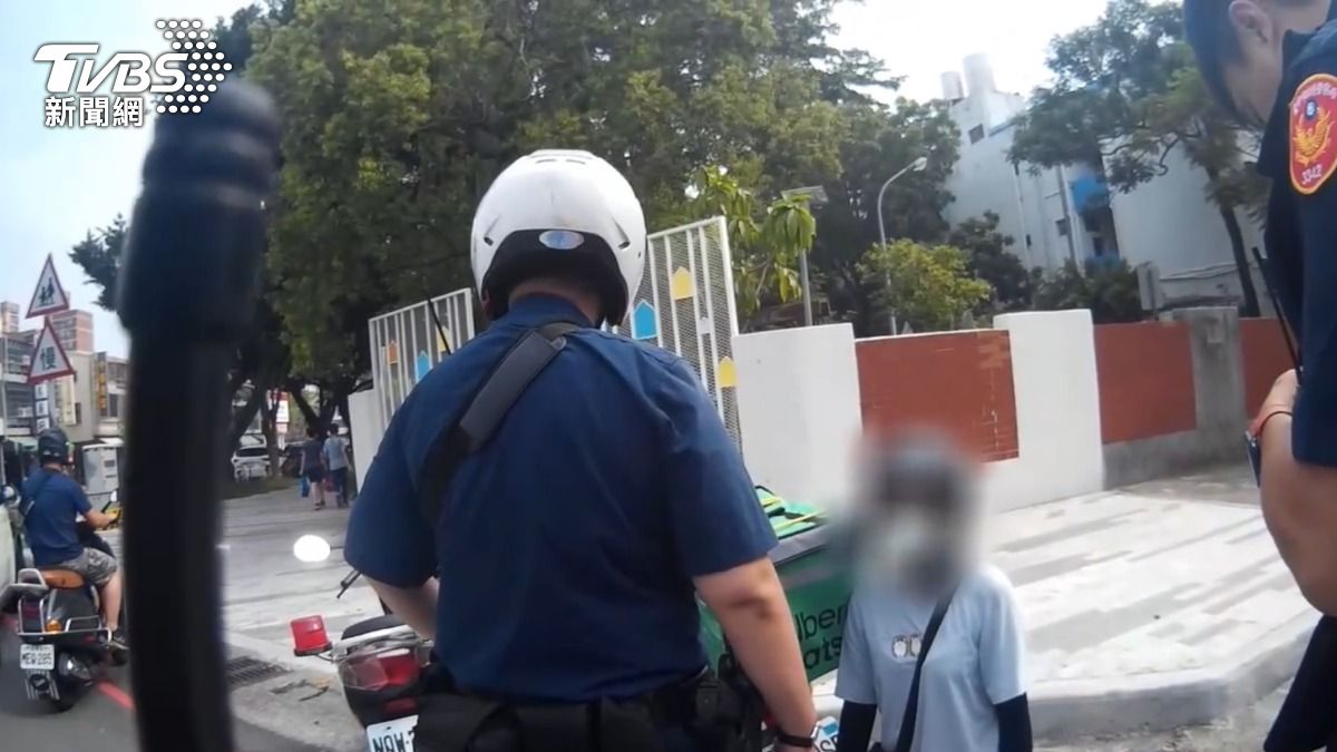 未兩段式左轉 台中女外送員「下跪求情」:來三尊跪三尊