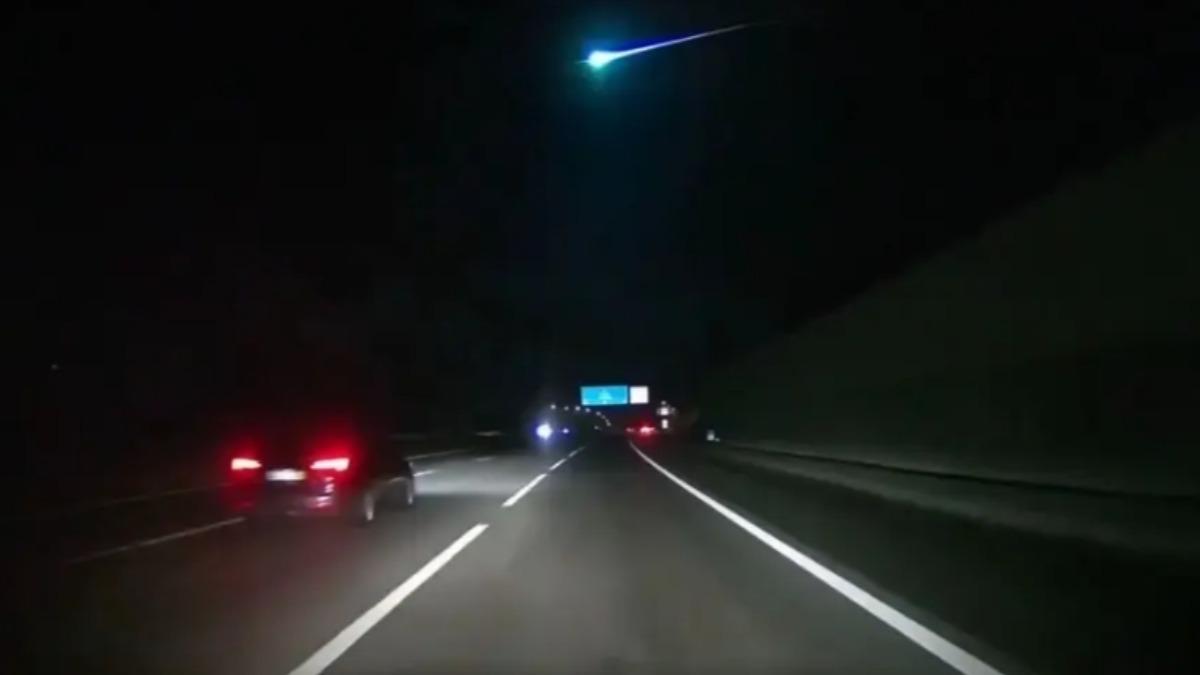 西班牙、葡萄牙在19日凌晨出現罕見的巨大「藍色流星」劃過夜空。(圖/翻攝自newyorkpost)