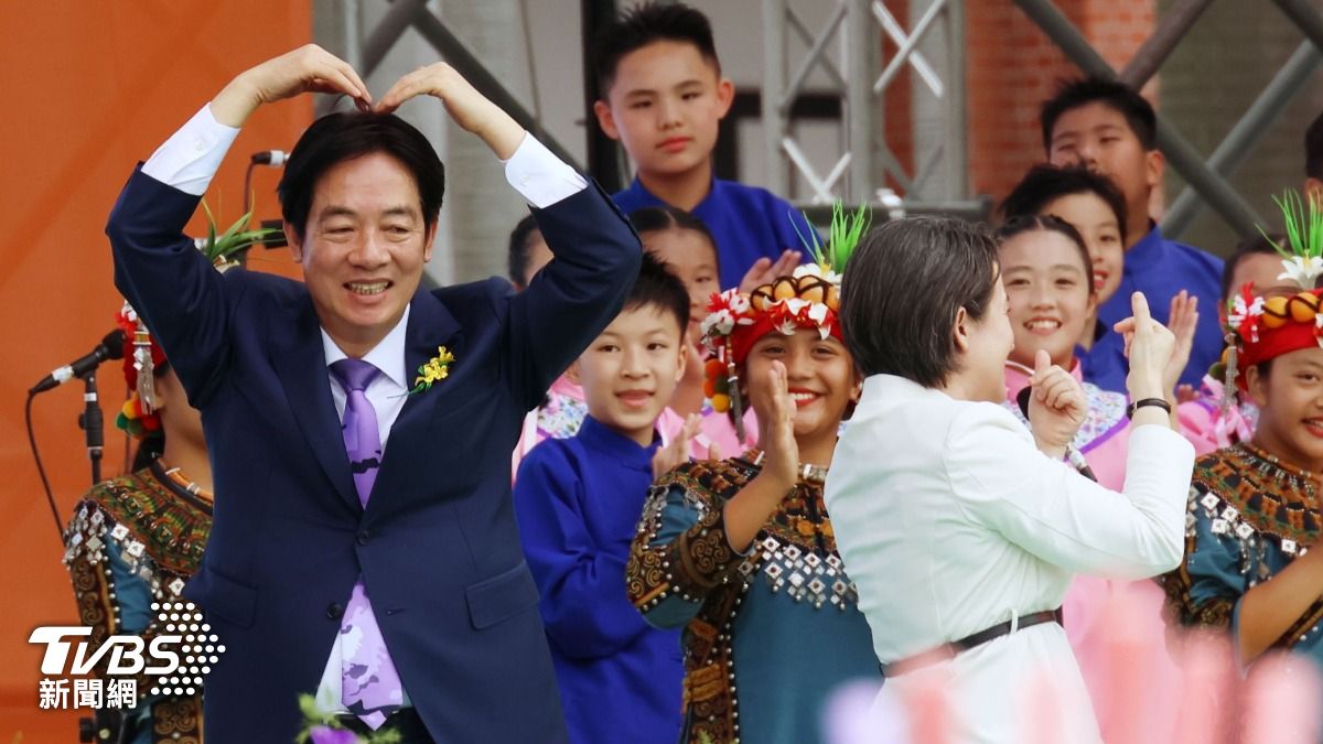 賴清德表情微尷尬比心。(圖/葉志明攝)