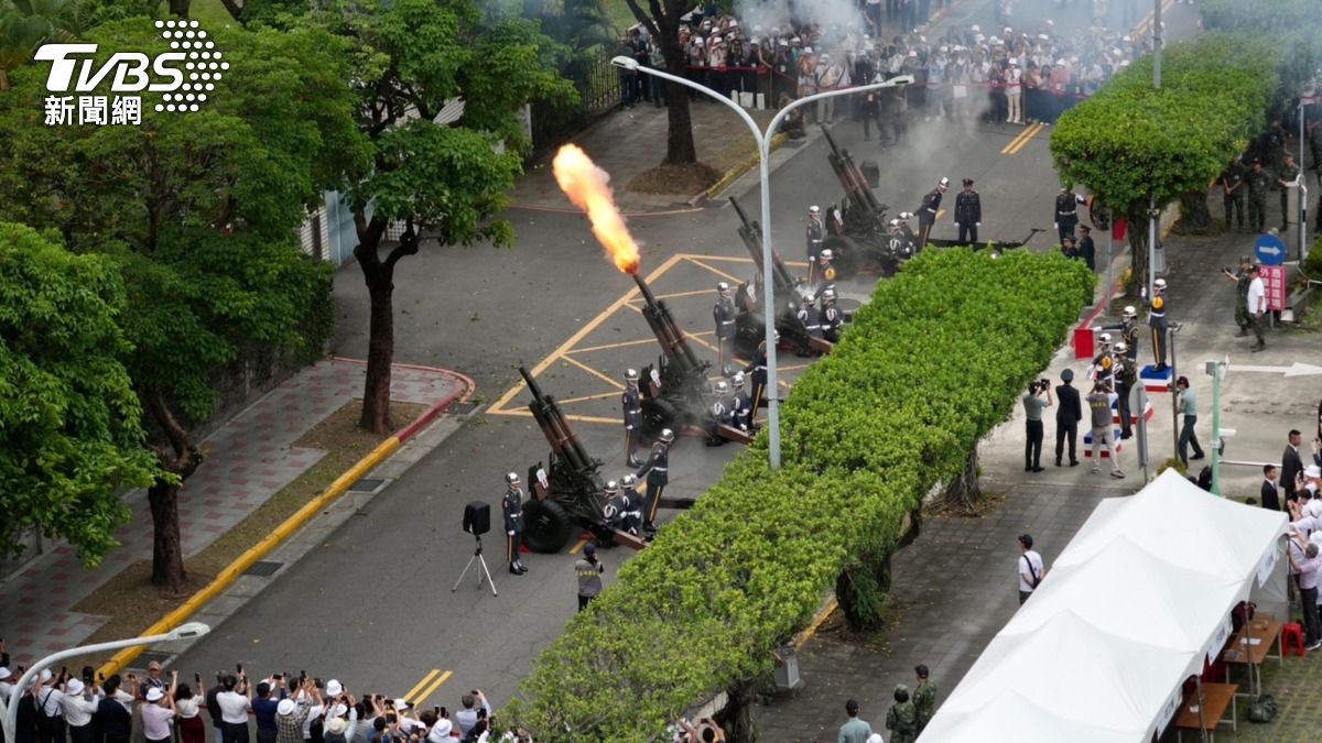 國軍發射禮砲。（圖／區國強攝）