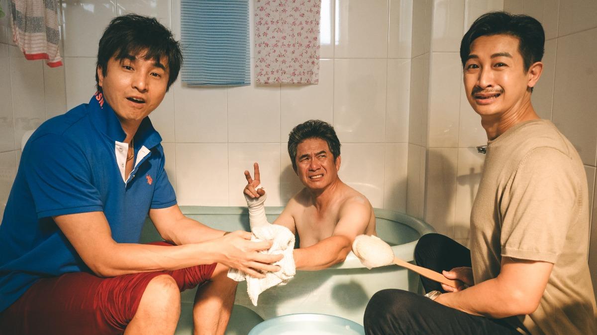 《我的婆婆怎麼那麼可愛2》王少偉（左）、Darren邱凱偉（右）幫洪都拉斯洗澡。（圖／公共電視提供）