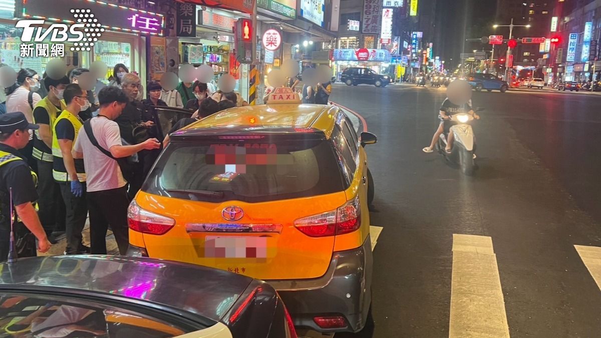 計程車司機逆向違停,見到警員盤查還躲上車拒絕受檢。(圖/TVBS)