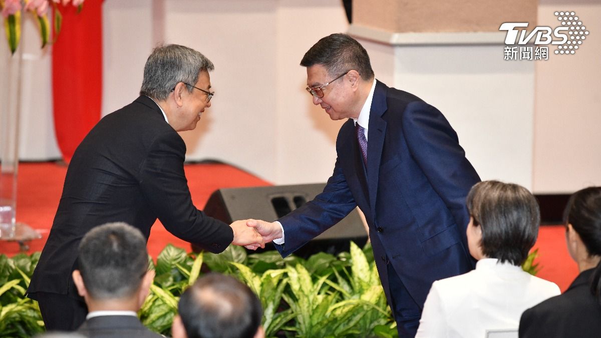520就職/行政院長交接「陳下卓上」 蕭美琴盼:無縫接軌