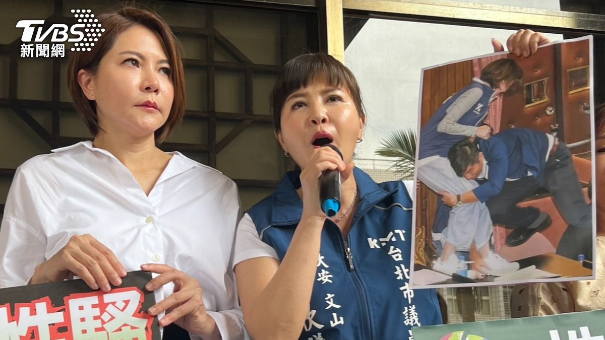 同黨議員王欣儀出示當時照片,痛批鍾佳濱故意要撂倒陳菁徽。(圖/張貴翔攝)