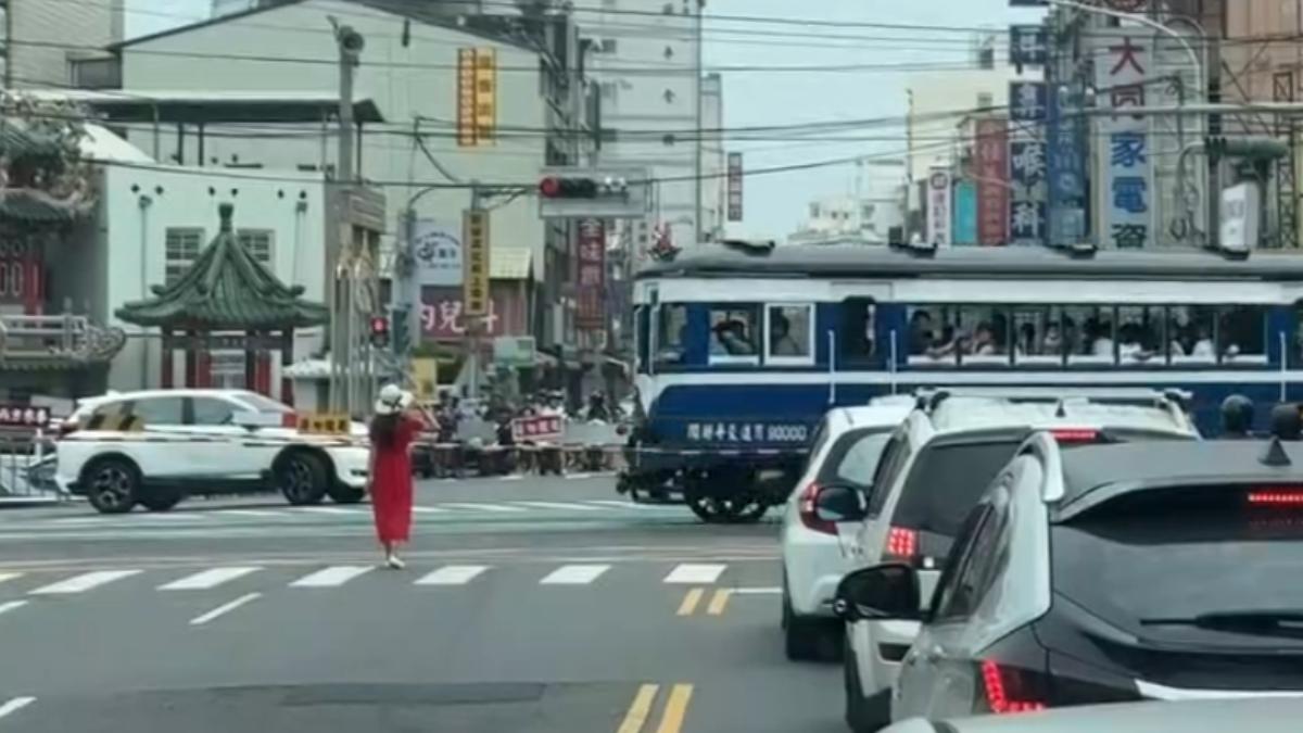 詭異紅衣長髮女站路中！只為合照「台糖小火車」　南警出手了