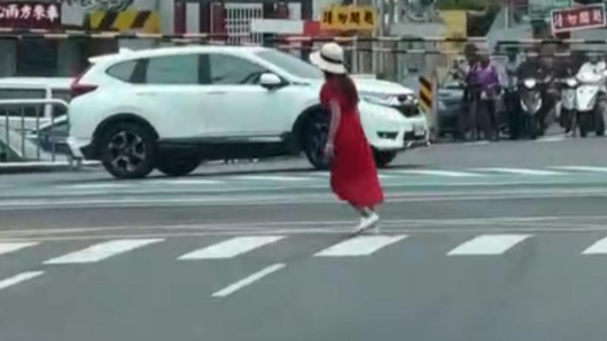 紅衣長髮女子拍完美照後心滿意足的小跑離去。(圖/翻攝自爆廢1公社)