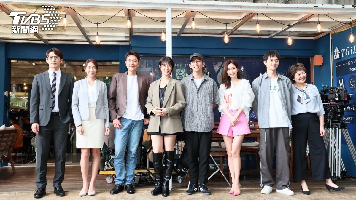 管麟(左起)、楊晴、王傳一、賴雅妍、修杰楷、曾莞婷、張軒睿、林嘉俐主演《秘書俱樂部》。(圖/趙世平攝)