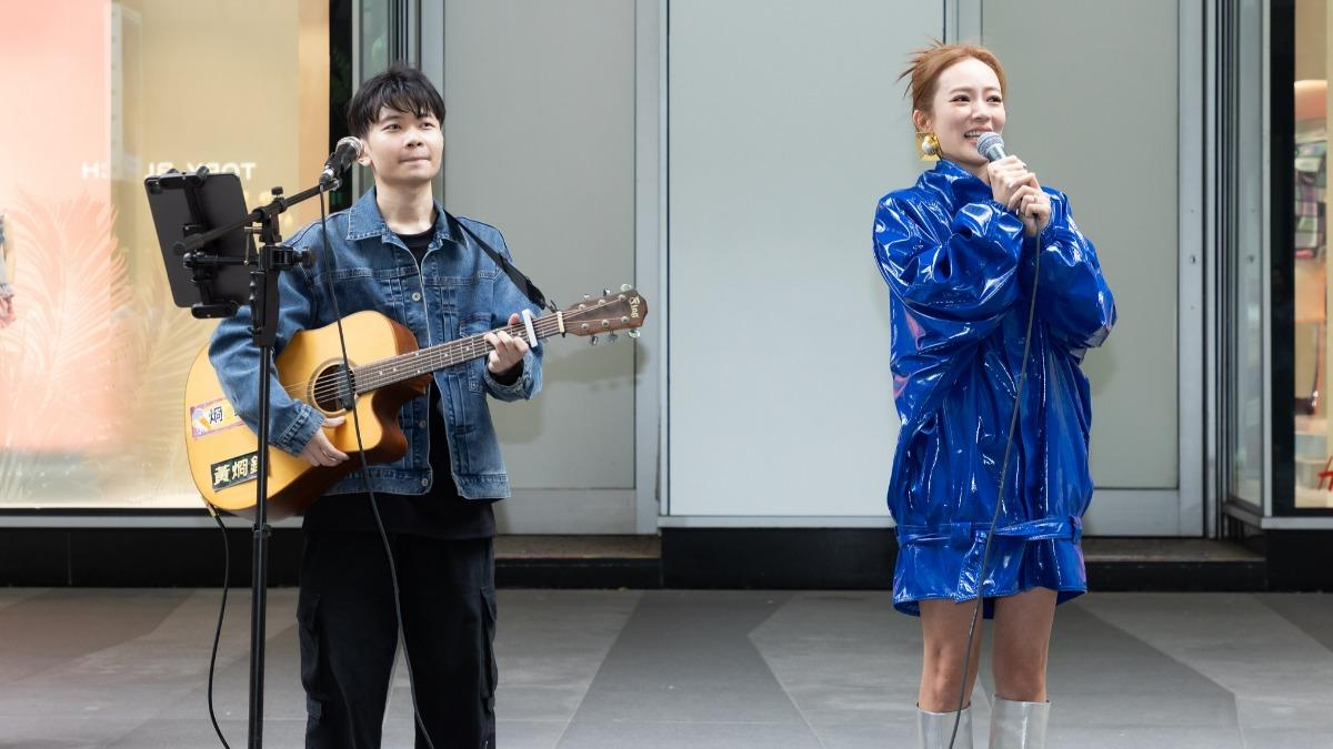 高宇蓁在街頭演唱新歌。（圖／鵲兒喜娛樂經紀提供）