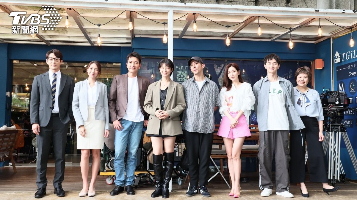 管麟(左起)、楊晴、王傳一、賴雅妍、修杰楷、曾莞婷、張軒睿、林嘉俐上演職場生死鬥。(圖/趙世平攝)