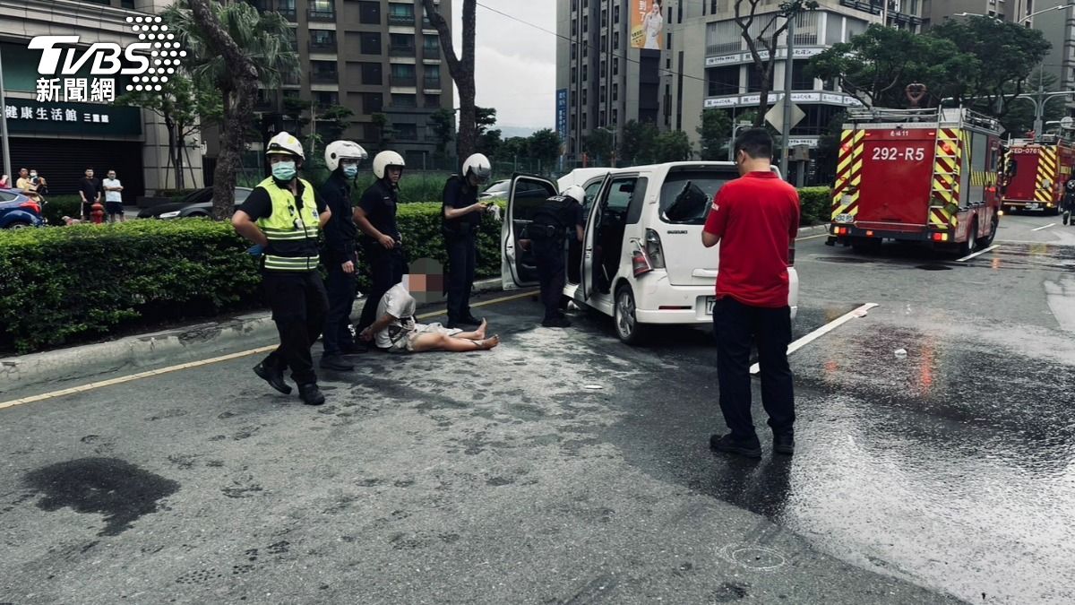 張姓通緝犯拒撿還衝撞警車,警方連開3槍逮人。(圖/TVBS)