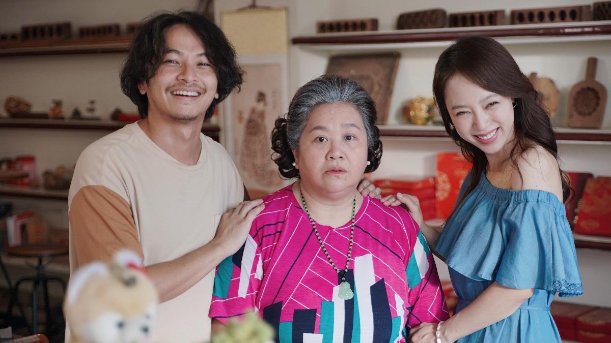 《我的婆婆2》楊銘威（左）升格當爸爸，鍾欣凌（中）連剪刀都不准懷孕的林筳諭（右）碰。（圖／公共電視、東森、LINE TV提供）
