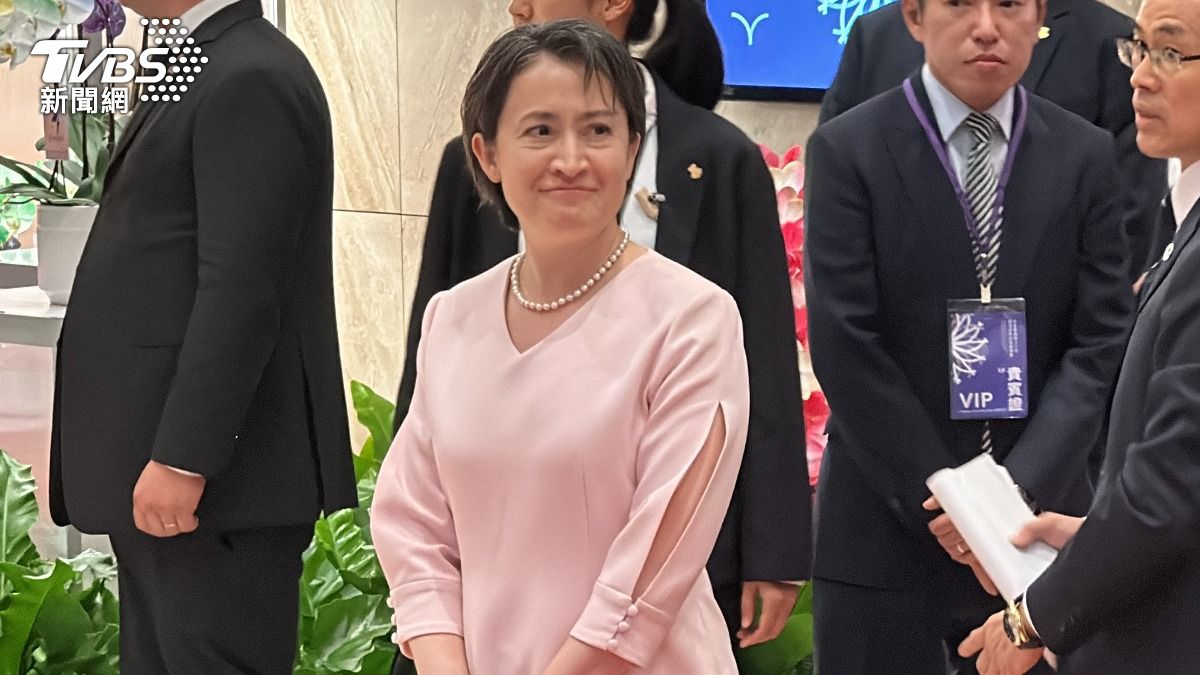 蕭美琴穿著淡粉長裙、帶著珍珠項鍊在紅毯等待。（圖／陳佳宜攝）