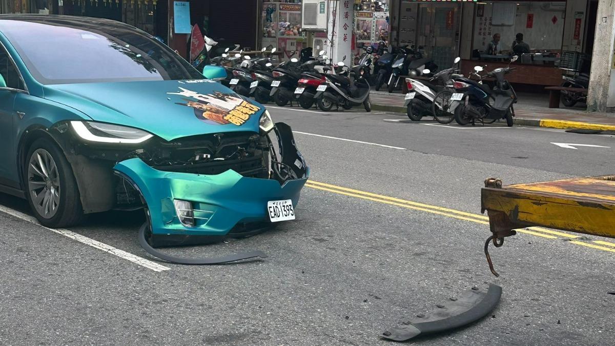 10億身價女星出事了!600萬特斯拉車體炸裂 恐怖模樣曝光