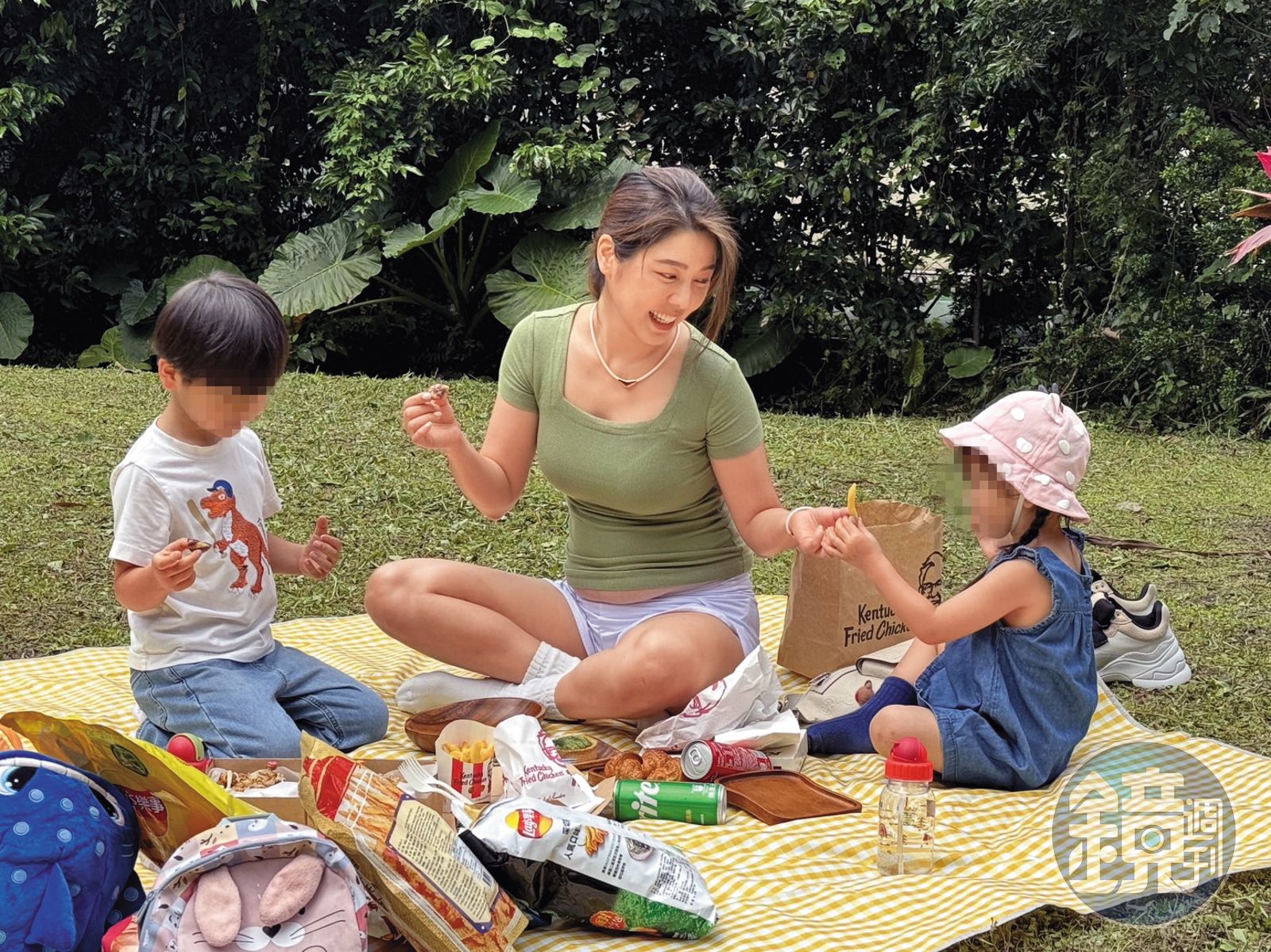 白家綺日前在公園一打二,帶一對兒女野餐,慈母笑容滿面。(圖/鏡週刊)