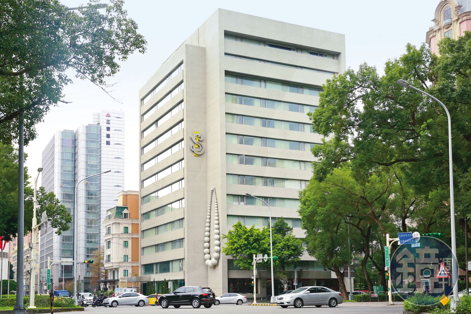 汪小菲為前妻大S創辦的「S Hotel」日前已換上新招牌,並改名為「美憬閣」。(圖/鏡週刊)
