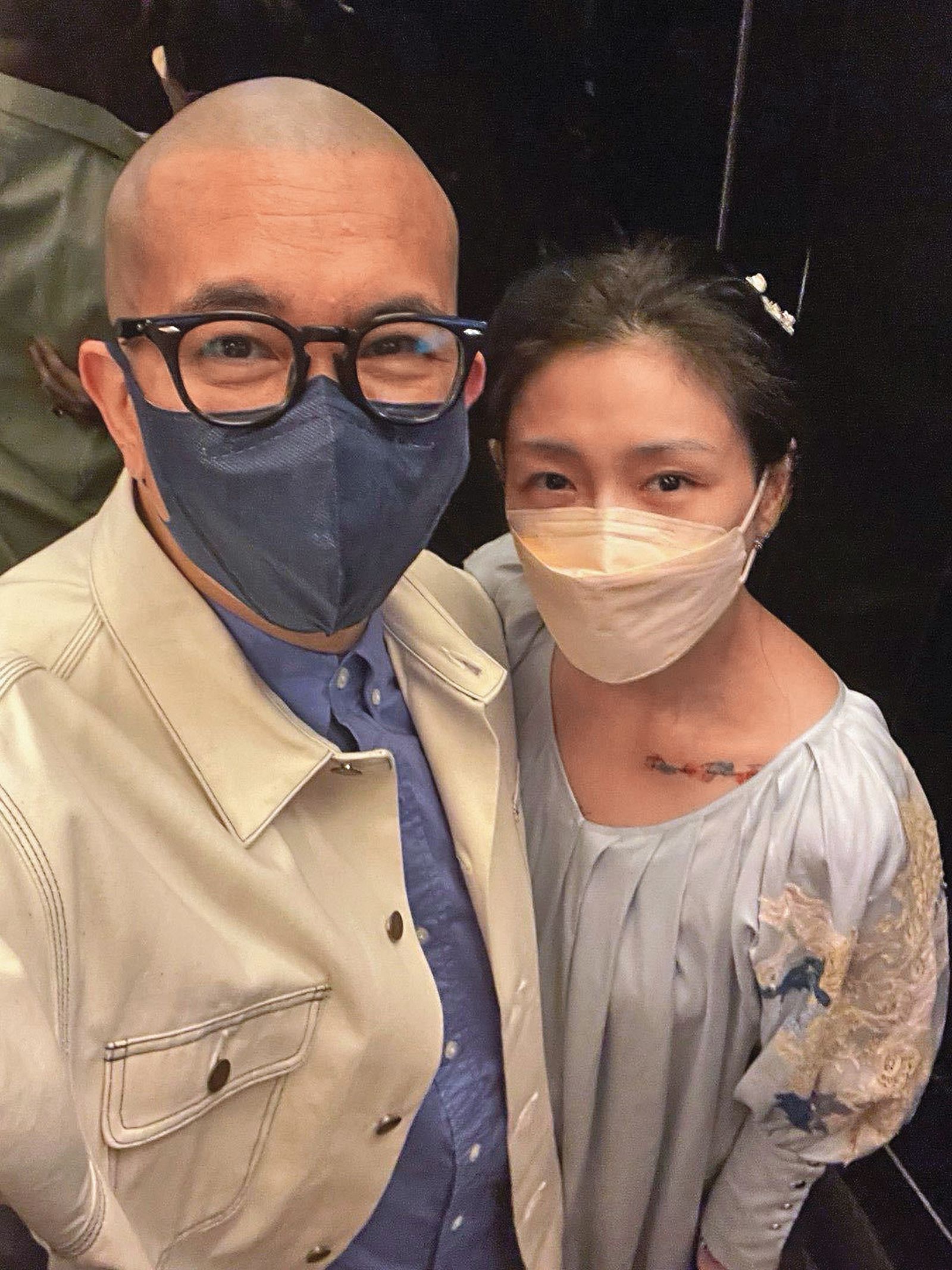 大S(右)跟具俊曄(左)婚後變得高調,兩人在電梯裡的自拍照也po上網。(圖/翻攝自大S工作室微博)