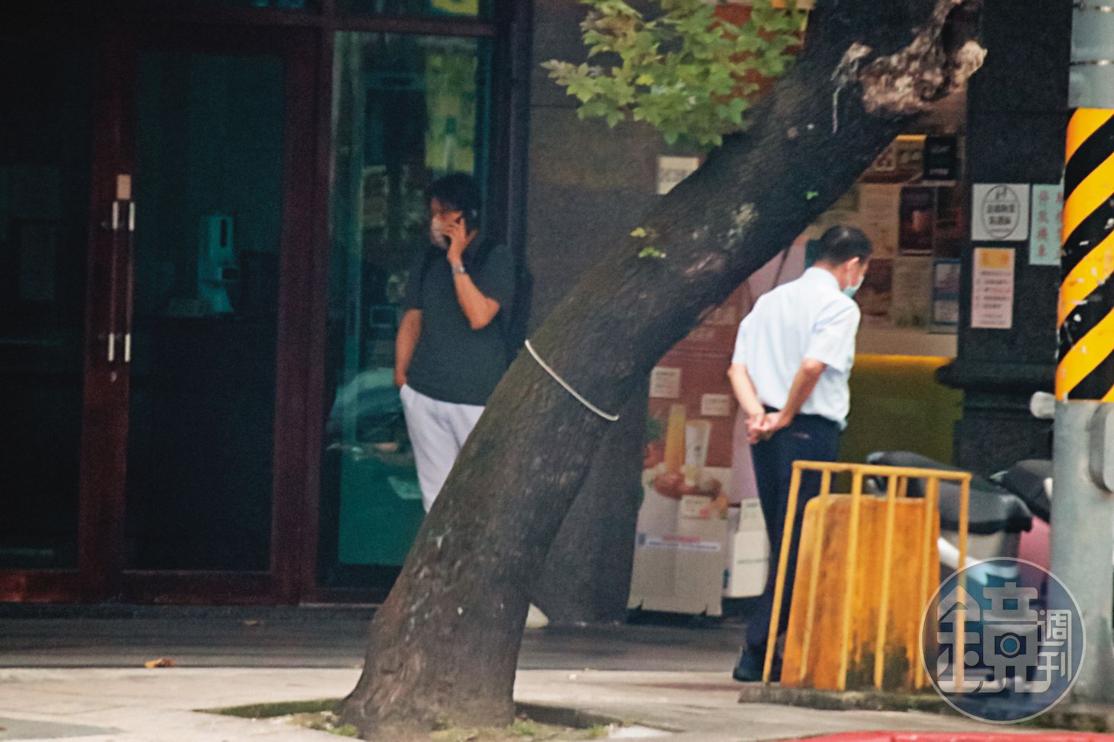 本刊直擊,洪騰勝次子洪仁偉(左)於12日母親節當天,偕同律師現身優美飯店想接走老父親,卻無功而返。(圖/鏡週刊)