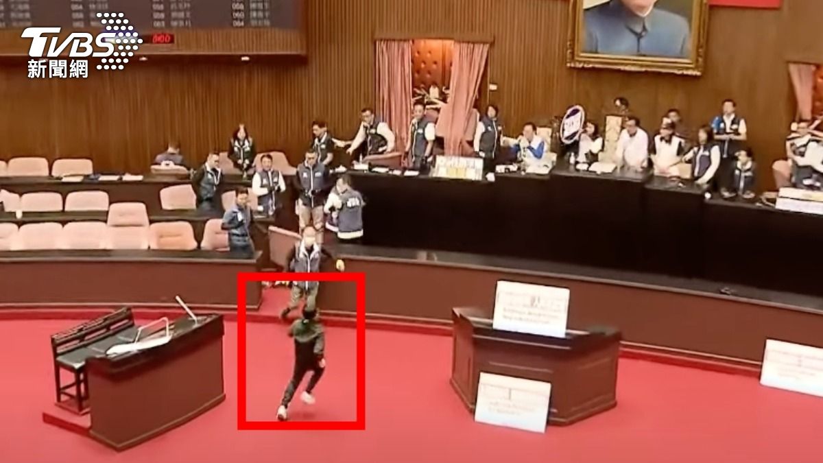 藍白守主席台!綠委突暴衝笑喊「測試一下」:看你們在吃早餐