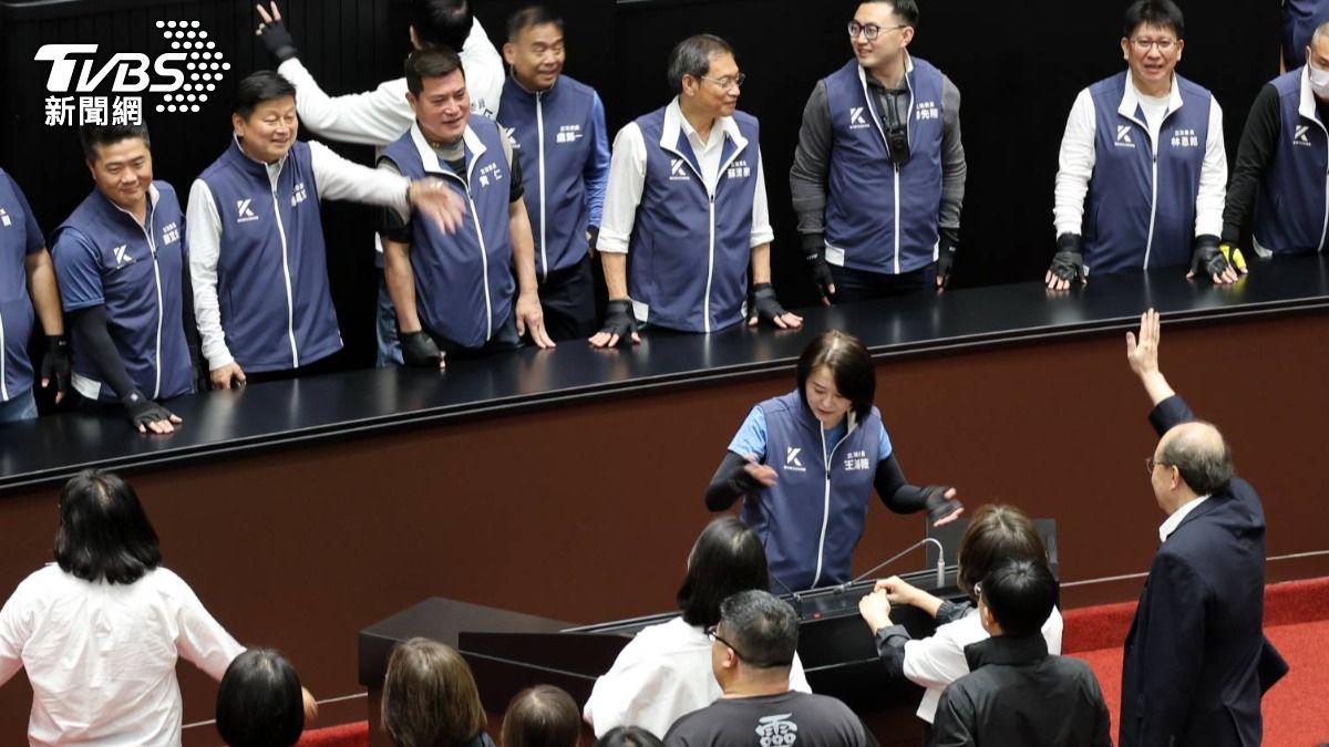 藍白立委占領主席台。(圖/葉志明攝)