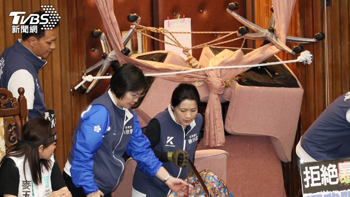 藍委將後方兩出入通道堵住以防民進黨攻破。(圖/葉志明攝)