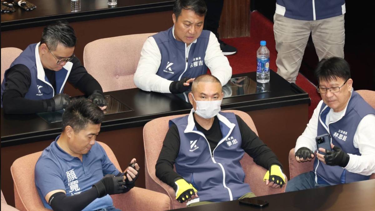 據悉國民黨護具是總召傅崐萁發的。(圖/葉志明攝)