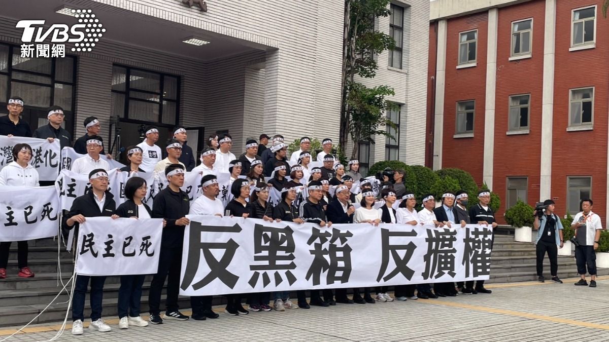 立院亂鬥/綠委綁「民主已死」白頭巾 轟韓國瑜讓民主倒退30年