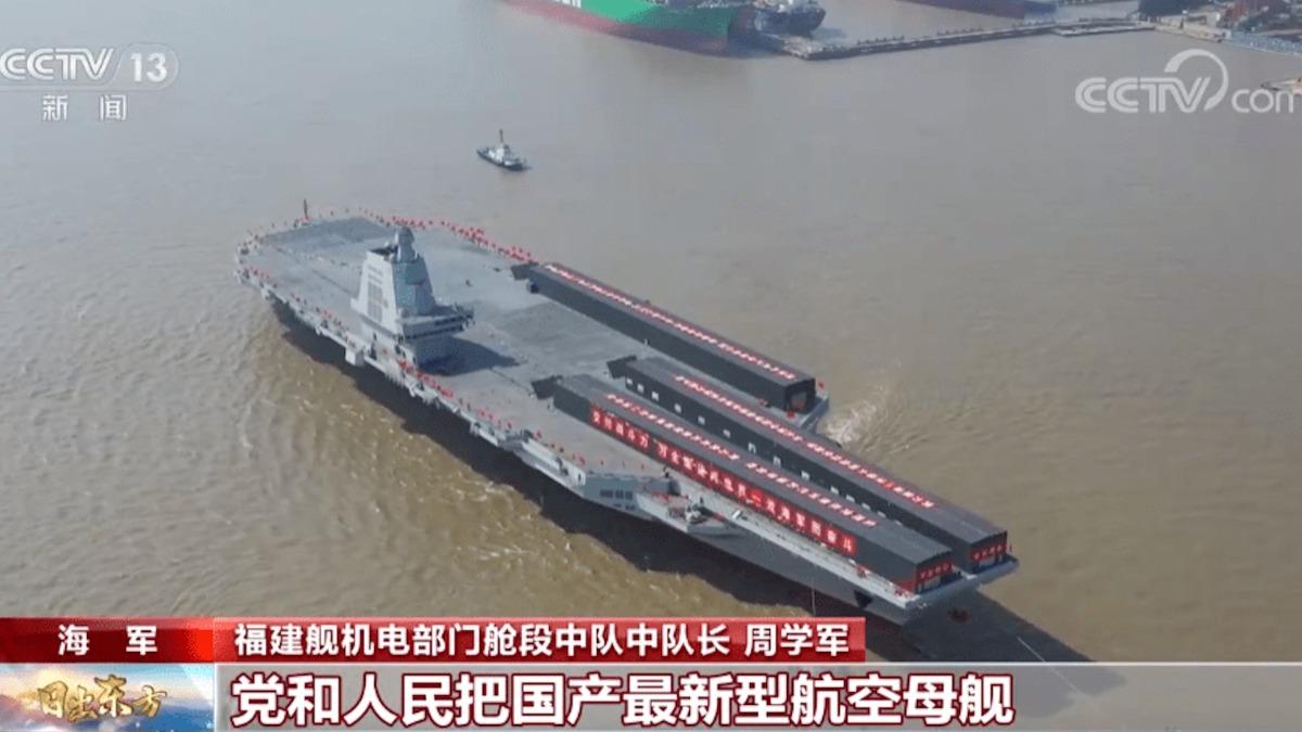 福建號8日完成首次海試(航行測驗)。(圖/翻攝自 央視新聞)