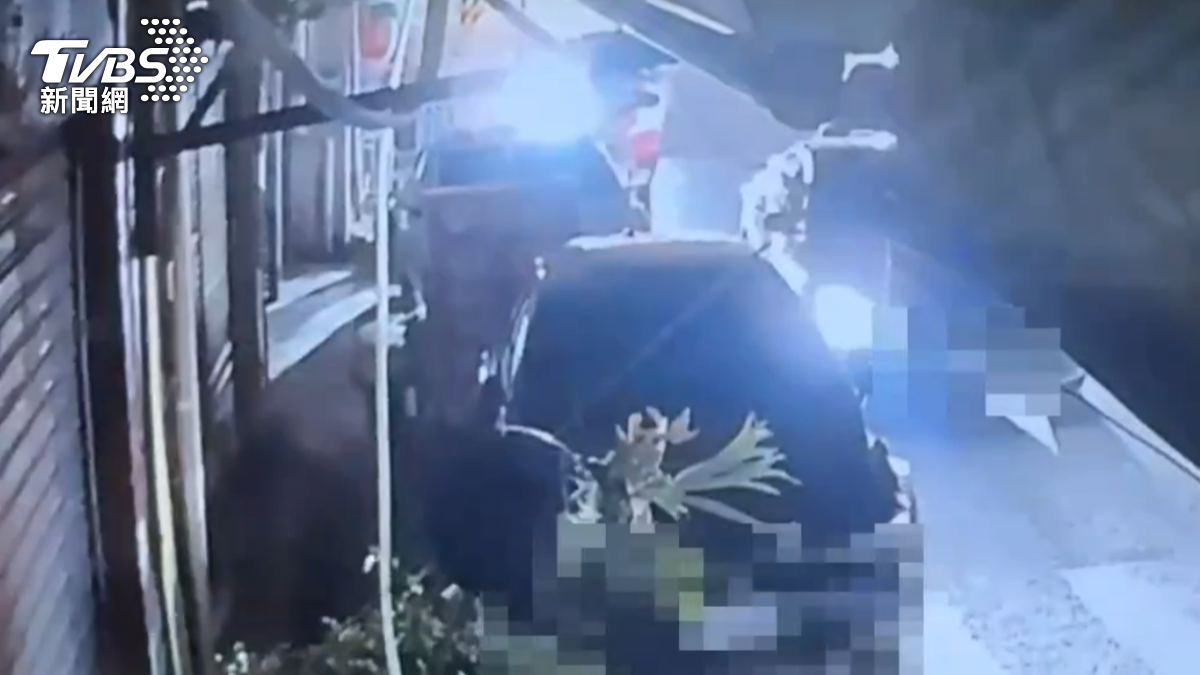 施男先是以三車包抄余男的車輛，隨後下車朝車內連開四槍，余男右肩中彈。（圖／TVBS）