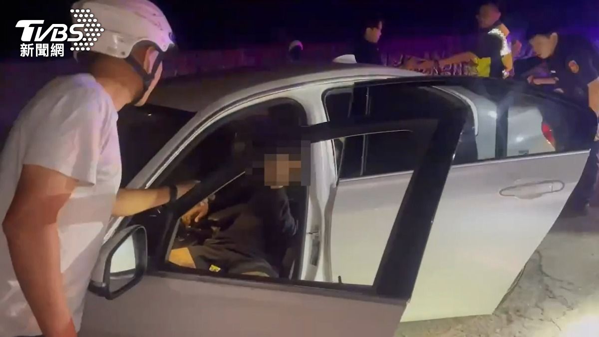 刺青男違停被盤查!拒檢撞警遭轟10槍 雙腿中彈狼狽落網
