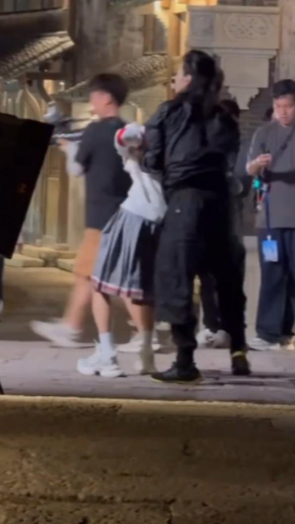 那英被人扶起在地。(圖/翻攝自微博)