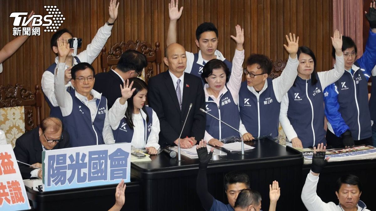 立院亂鬥/綠祭焦土戰「一條表3次」 藍邊舉手投票邊佔主席台