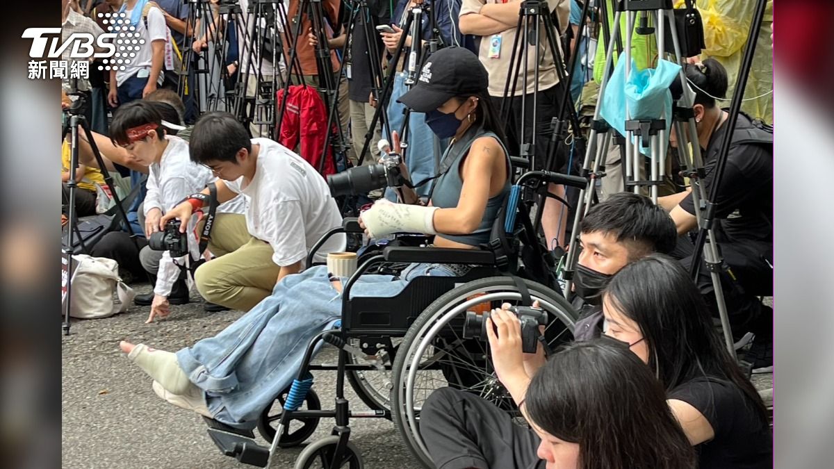 立院亂鬥/打石膏反黑箱!輪椅妹再度現身立院 集結民眾逾500人