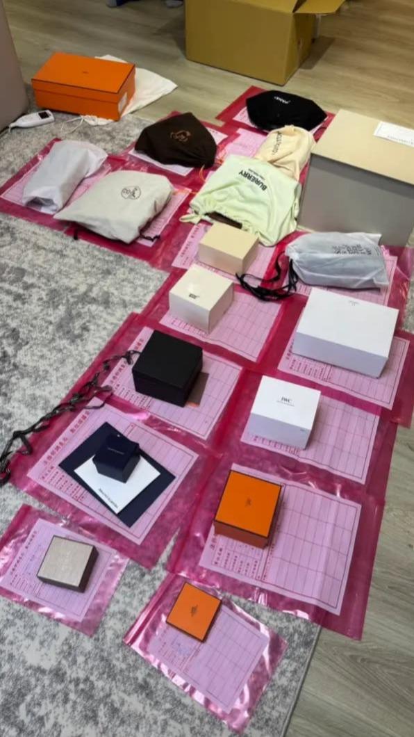調查人員搜索案關人員住家查扣之名牌包、現金等不法所得。(圖/TVBS)