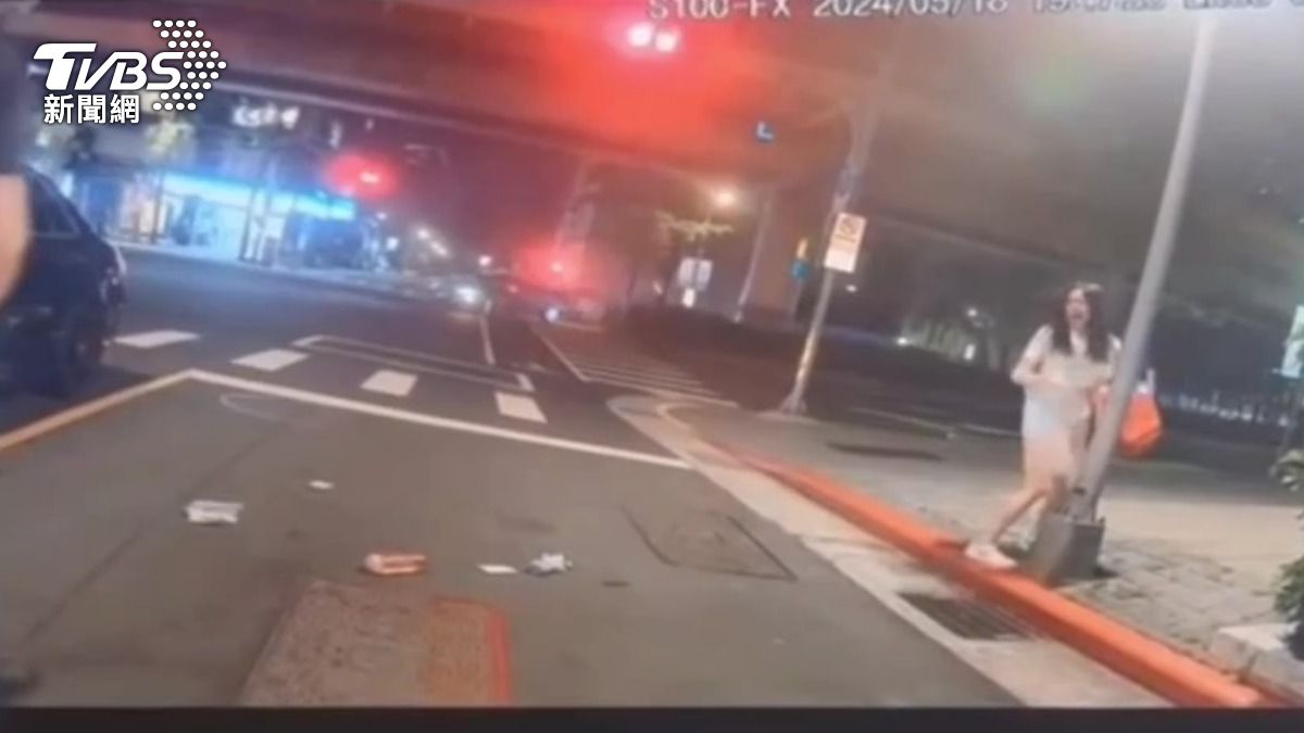 被撞女子嚇到趕緊跑到路旁。(圖/TVBS)