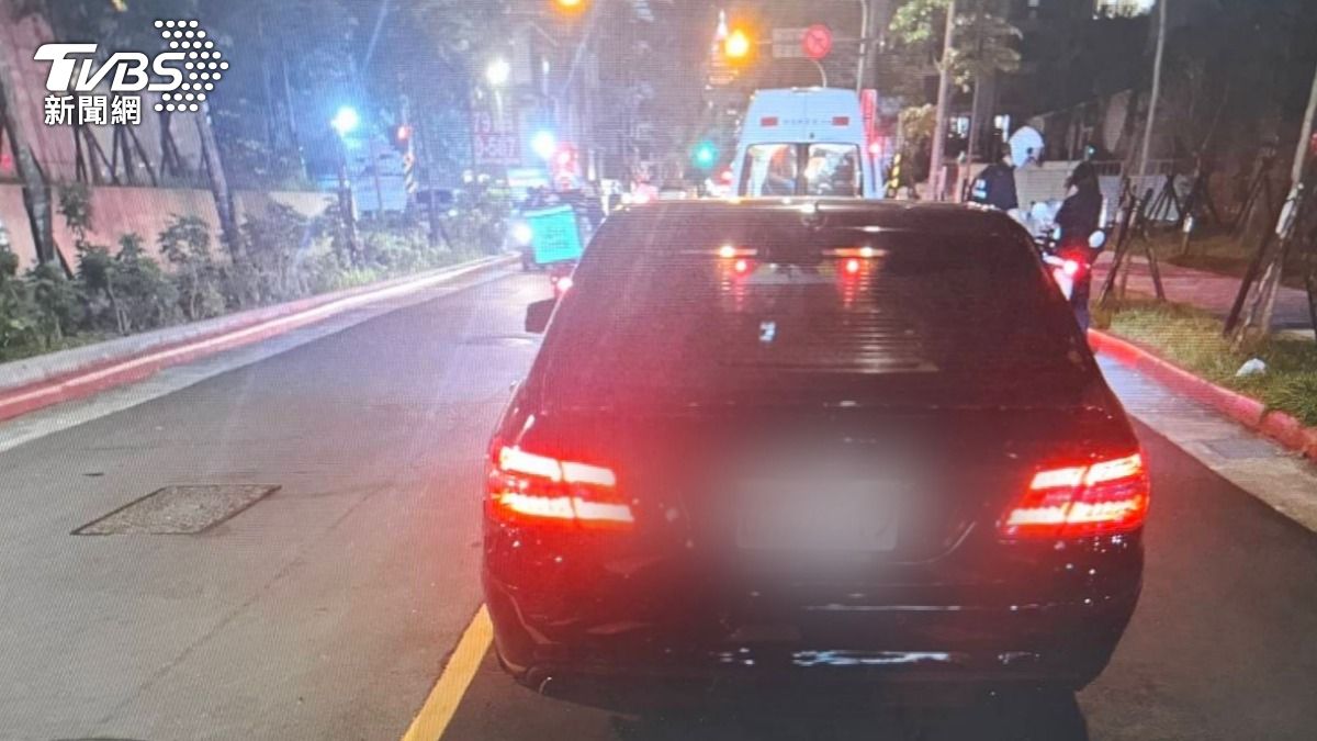 轎車肇事後救護車與警方到場。(圖/TVBS)