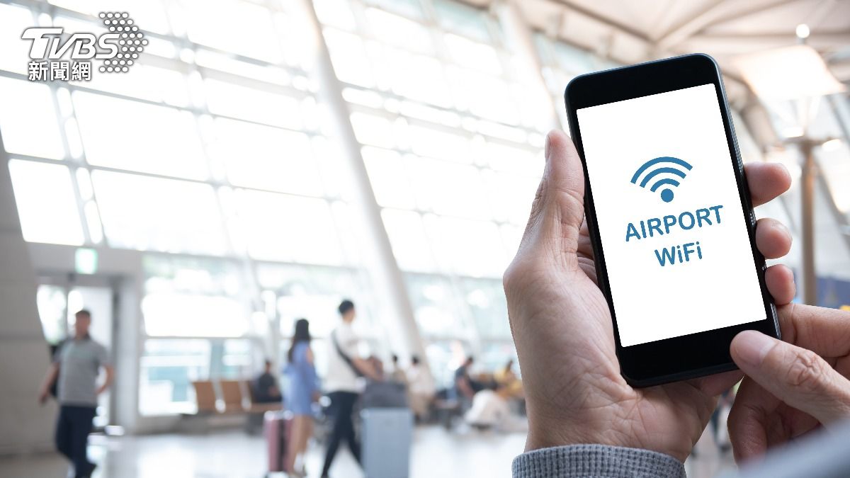 民眾外出旅行時總是會在機場、飯店使用公共Wi-Fi。(示意圖/達志影像shutterstock)