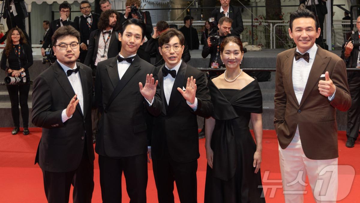 韓影《辣手警探2》由導演柳承完和主演黃晸珉(右一)、丁海寅(左二)受邀出席坎城影展。(圖/news1提供)
