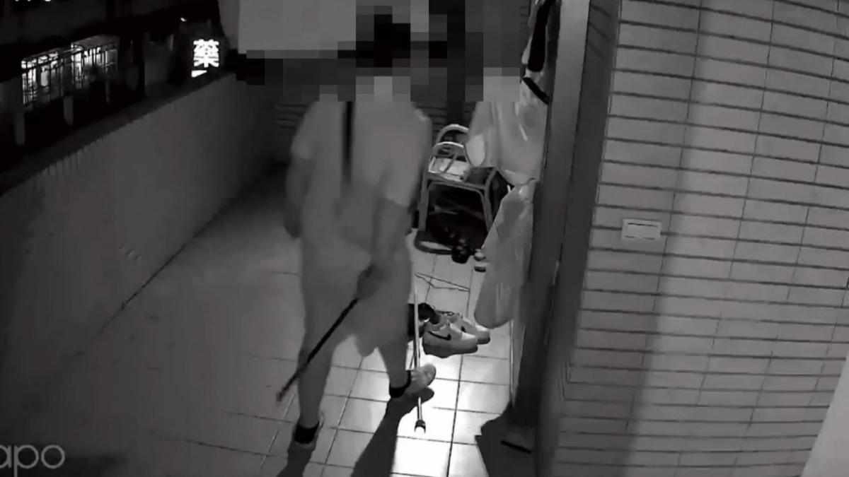 林男半夜持鐵撬猛砸鄰居的門窗。(圖/民眾提供)