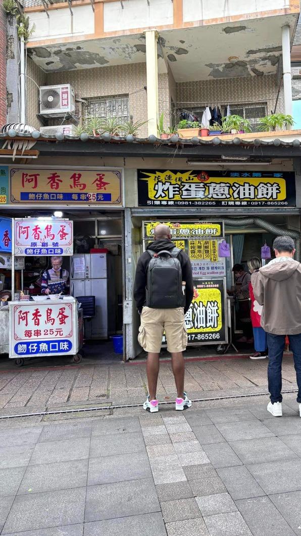 丹妮婊姐曬出老公背影。(圖/翻攝丹妮婊姐臉書)