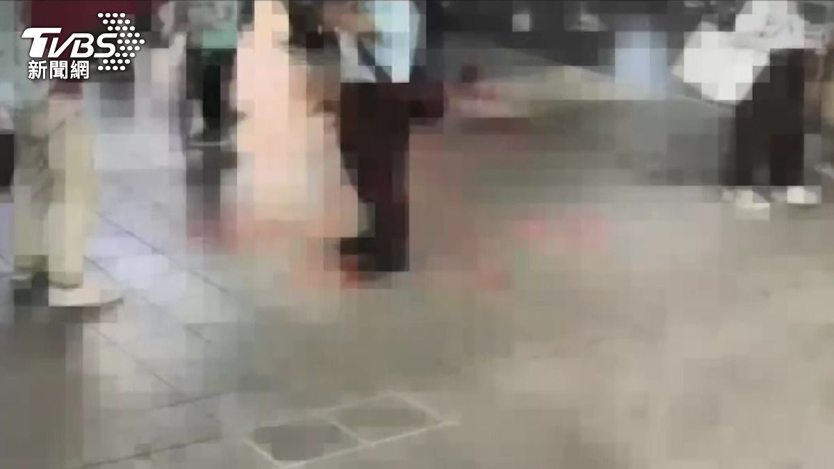 站務人員到場擋在嫌犯與被害人中間。(圖/TVBS)
