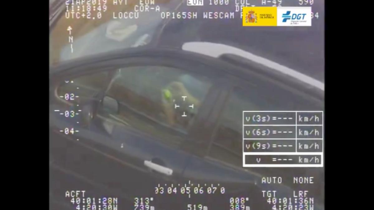手不在方向盤上!駕駛狂飆125km/h 玩「玩具」遭舉發