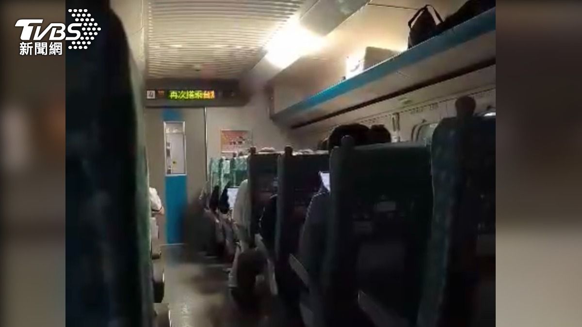 快訊/高鐵跳電!車廂內「一片黑」 旅客驚:電燈全滅