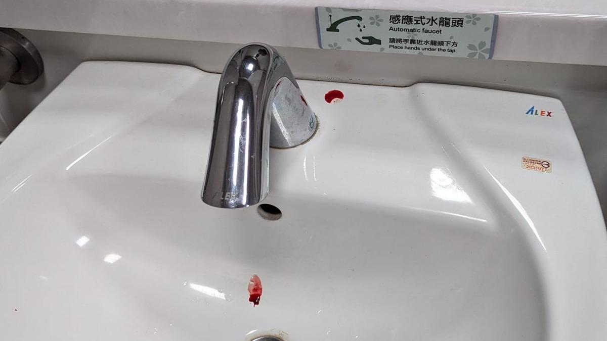 有目擊民眾在中捷廁所的洗手台上發現血跡。(圖/翻攝自魏國彥 臉書)
