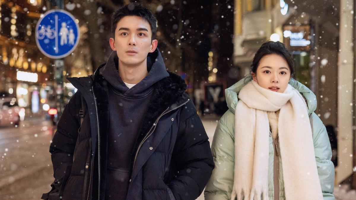 《在暴雪時分》吳磊(左)、趙今麥(右)一見鍾情。(圖/八大提供)