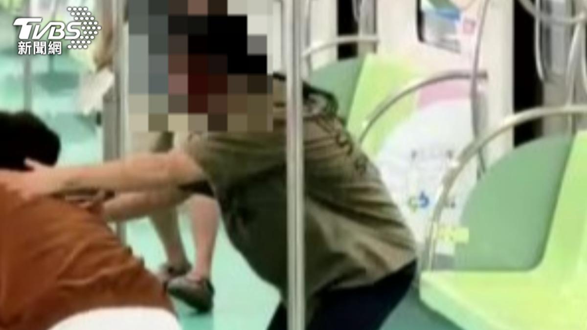 長髮男子勇敢制止嫌犯臉上都是血跡。（圖／翻攝自黑豪家族）