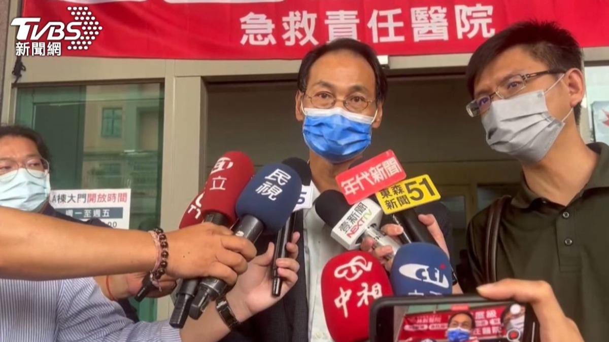 林新醫院說明中捷砍人案病患傷勢。(圖/林冠丞攝)